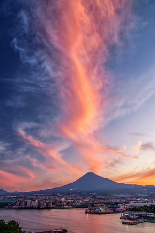 富士山から天に伸びる朝焼け雲