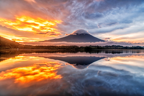 早朝の湖畔からの見応えある雲