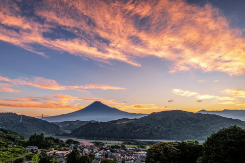 川沿い集落からの富士山と朝焼け雲