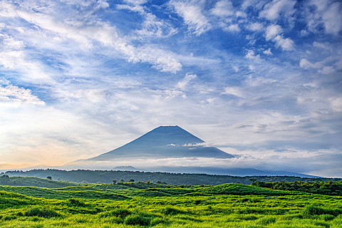 高原地帯での富士山と流れる雲
