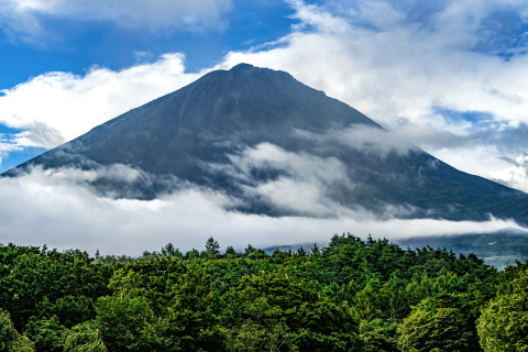 雨雲抜けて姿見せた富士山