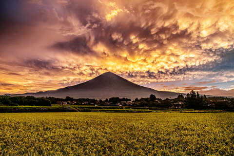 雨の中での見応えある雲と富士山