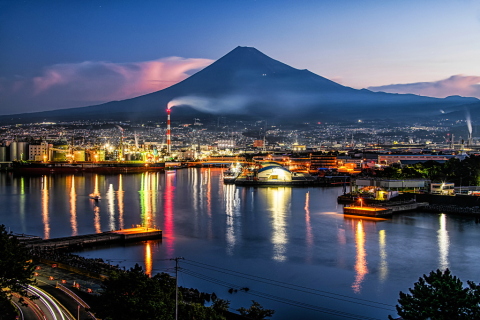 夜明けの港と富士山