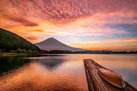 湖畔からの富士と秋雲の朝焼け