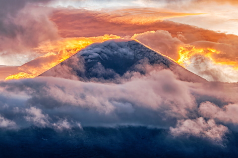 雲間からチラッと朝焼け富士山