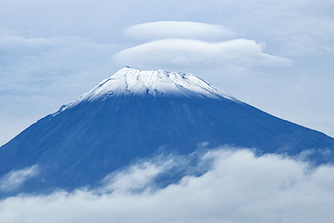 雲間から再冠雪富士