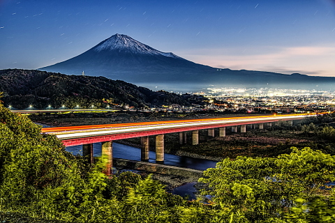 夜明けの富士川と富士山