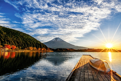 湖畔からの富士山と流れる雲