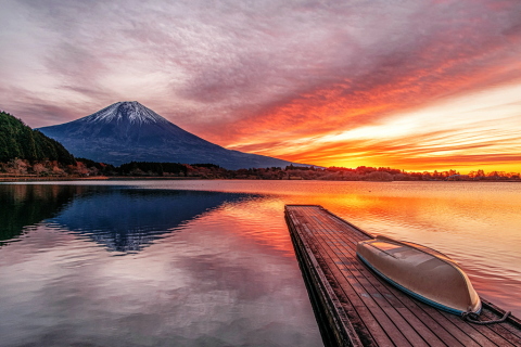 湖畔からの富士と朝焼け雲の流れ