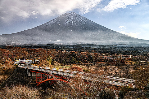 雪舞う高原からの富士山