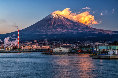富士山側面に湧き立つ雲の朝焼け