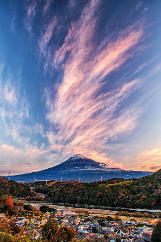 富士上空を流れる朝焼け薄雲