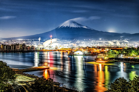 月夜の港と富士山