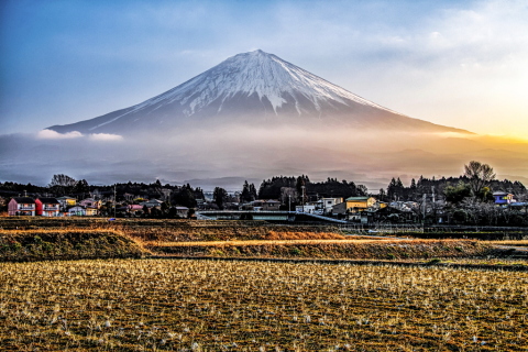 里山からの春霞のような富士山