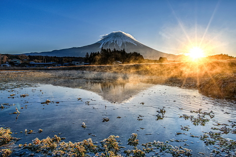 湯気立ち昇る田園