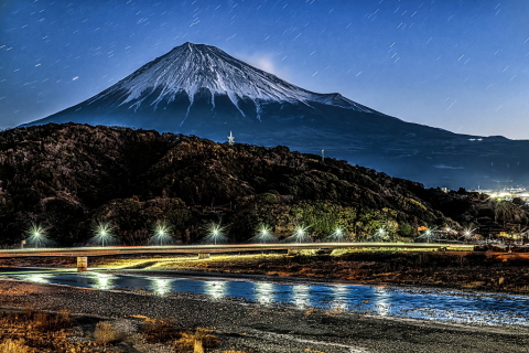 富士川越しのきらめく橋と富士山