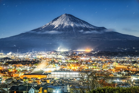 月夜の煌めく街と富士山