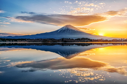 湖面に映る大きな笠を従えた富士山