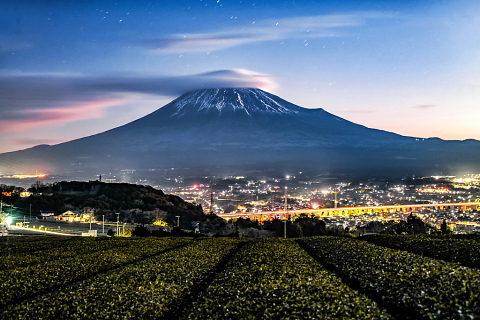 笠のような雲を被った夜明けの富士山