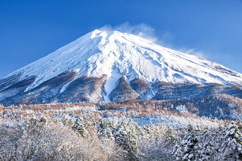 間近に見る雪化粧富士