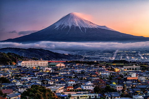 夜明けの街と帯雲流れる富士山