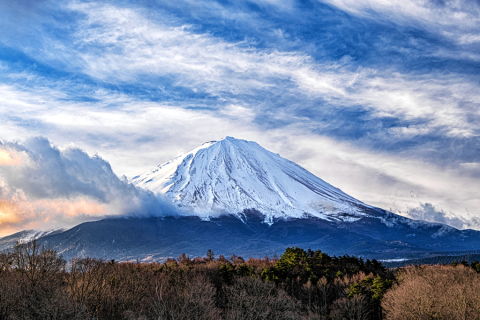 高原で姿見せた富士山と流れる雲
