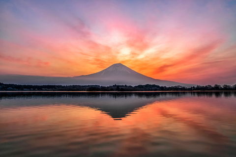 湖畔からの朝焼け富士