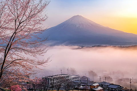 里に漂う霧雲と春霞富士