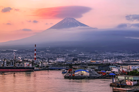 夕陽に染まる笠雲