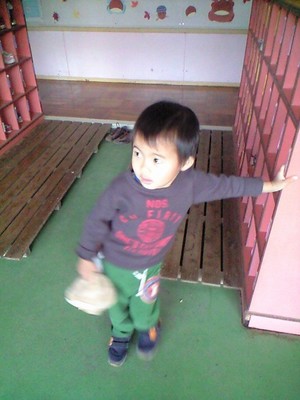 保育園玄関にて
