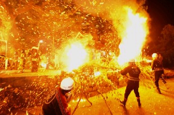 炎の攻防戦　熊本市の鹿嶋宮で「火の神祭り」