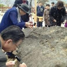 伝説の「牛石」復元へ、タガネ打つ氏子ら…日光二荒山神社