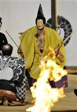 かがり火の下、幻想の舞 奈良・興福寺「薪御能」