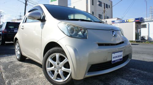 トヨタ　TOYOTA　iQ（アイキュー） 100Gナビ (シルキーゴールドマイカメタリック)