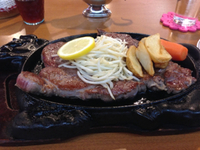 500gの肉塊「ドゥマンギタンステーキ」〜Mr.マイク・那覇市