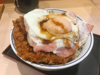 かつや　ベーコンエッグソースカツ丼