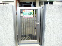 通用門にストッパー