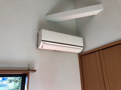 隠蔽配管リスクを避け露出配管でエアコンを設置しました 家電建築富士宮 薪ストーブ