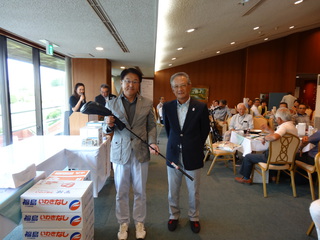 深沢同窓会長と優勝小山さん