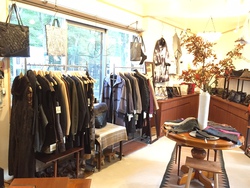鳥居佐衣《革の洋服とバッグ展》開催中です。