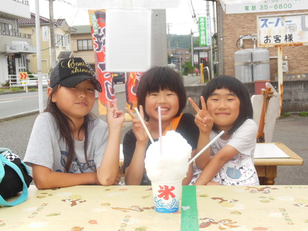 「メガかき氷　の　食い初め」　　で～す　!!