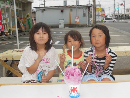 「メガかき氷　の　食い初め」　　で～す　!!