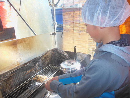 「小６限定 第６回　焼き鳥屋体験・あんたも大将　!!」（３日目）　で～す　!!