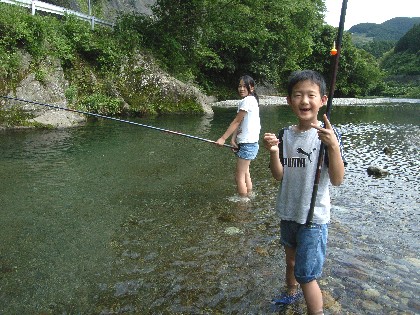 川釣りを楽しんだ子供たち ビジネスで日本を良くしよう