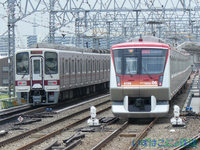 田園都市線を走る東武30000系と引上げ線に停車中の大井町線6000系