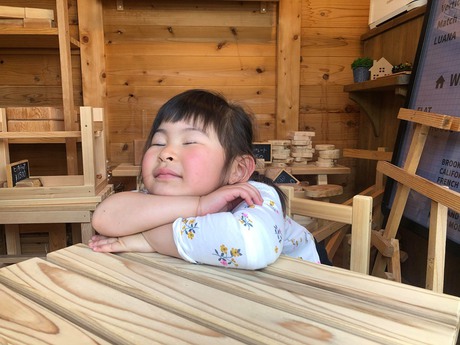 Wood Cafeで癒される女の子 男の子 10taku コンテナハウスや小屋とセルフビルド