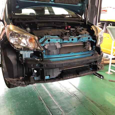 H23　トヨタ　ヴィッツ　フロントバンパーリテーナー、オイル交換、アライメント測定