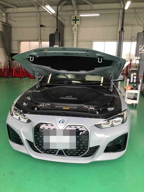 R4　BMW　フロントバンパー破損、ボンネット修理