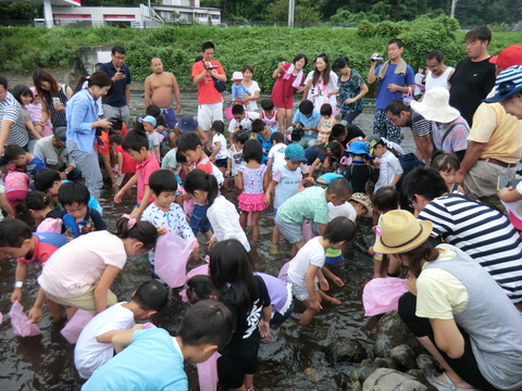 河津川アユつかみ取り大会が開催されました