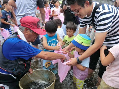 河津川アユつかみ取り大会が開催されました